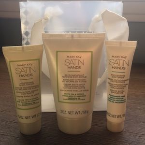 NWOT Satin Hands Pampering Set